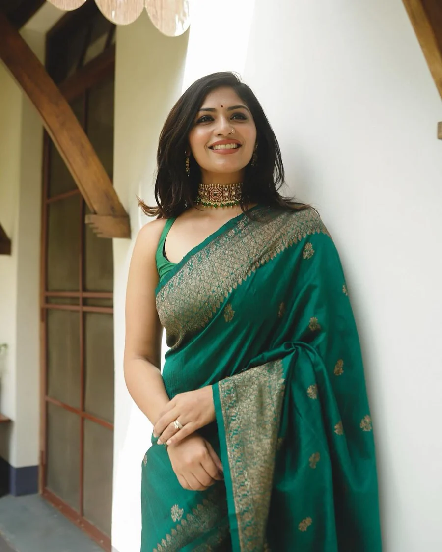 Green Pure Kanjivaram Silk Weaved With Copper Zari Comes With Heavy Kanjivaram Brocade Blouse